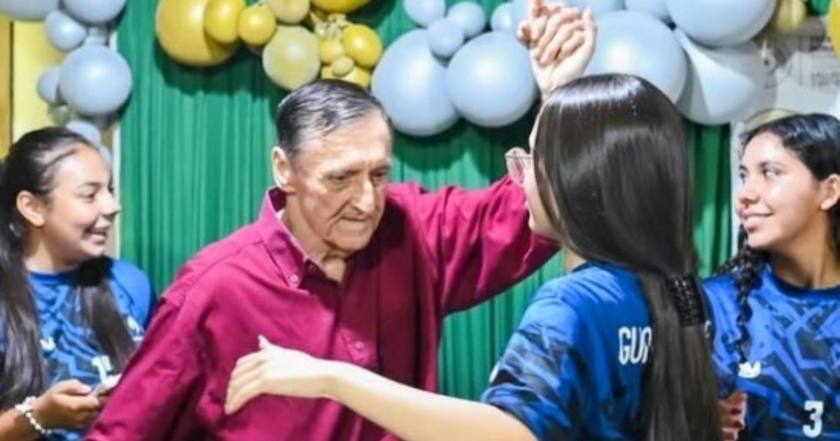 Estudiantes del colegio María Auxiliadora eligieron compartir la jornada con residentes de un hogar de ancianos, en una actividad solidaria que combinó música, juegos y momentos de afecto.