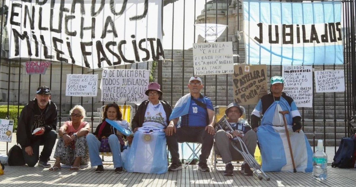 Un grupo de siete adultos mayores realizó una vigilia frente al Palacio Legislativo y expresó que los recortes del PAMI y la pérdida de poder adquisitivo los deja sin acceso a tratamientos básicos.