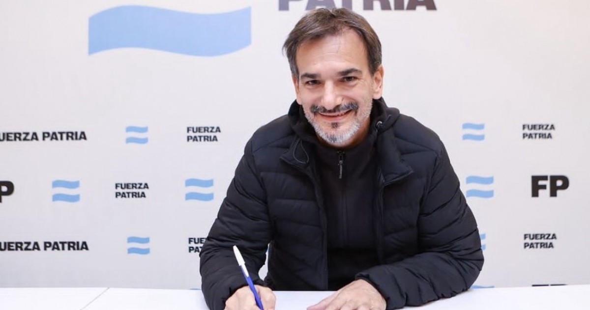 Luego de que militantes libertarios descalificaran a los votantes de la provincia de Buenos Aires por “c4g4r en un balde”, el dirigente peronista Sebastián Galmarini les contestó en redes.