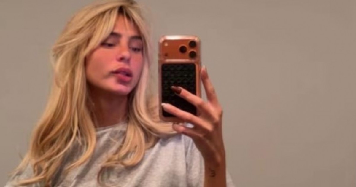 Juanita Tinelli mostró en sus redes el cambio de imagen con un look platinado y una estética relajada inspirada en tendencias urbanas.