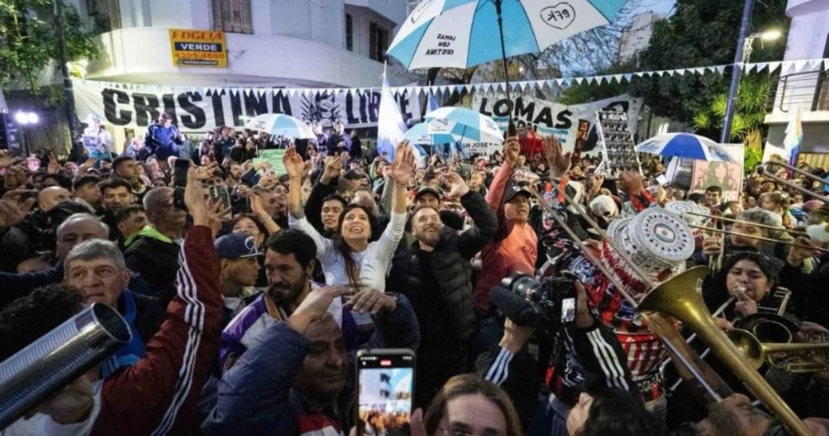 Cristina Fernández de Kirchner siguió desde el balcón de su domicilio la movilización organizada por sectores del peronismo de Lomas de Zamora.