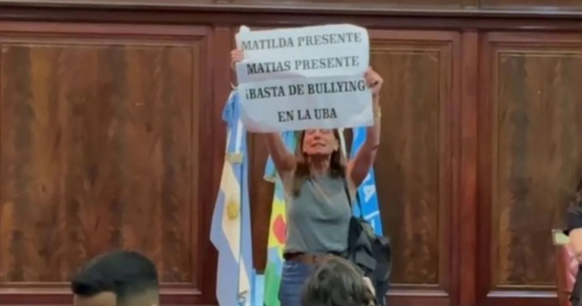 Durante la ceremonia de graduación en la Facultad de Derecho, la madre de la joven de 18 años denunció años de hostigamiento escolar y pidió mayor intervención institucional.