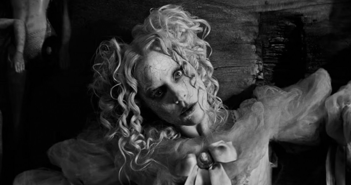 La artista multipremiada lanzó el video de su nuevo single, filmado en la Isla de las Muñecas de México y producido con un equipo de lujo. La crítica internacional ya lo celebra como un hit del electropop.