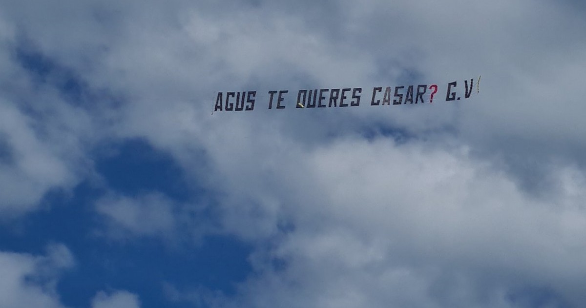 Para los que tomaban sol en Cariló, el buen clima vino acompañado por una original propuesta de casamiento.