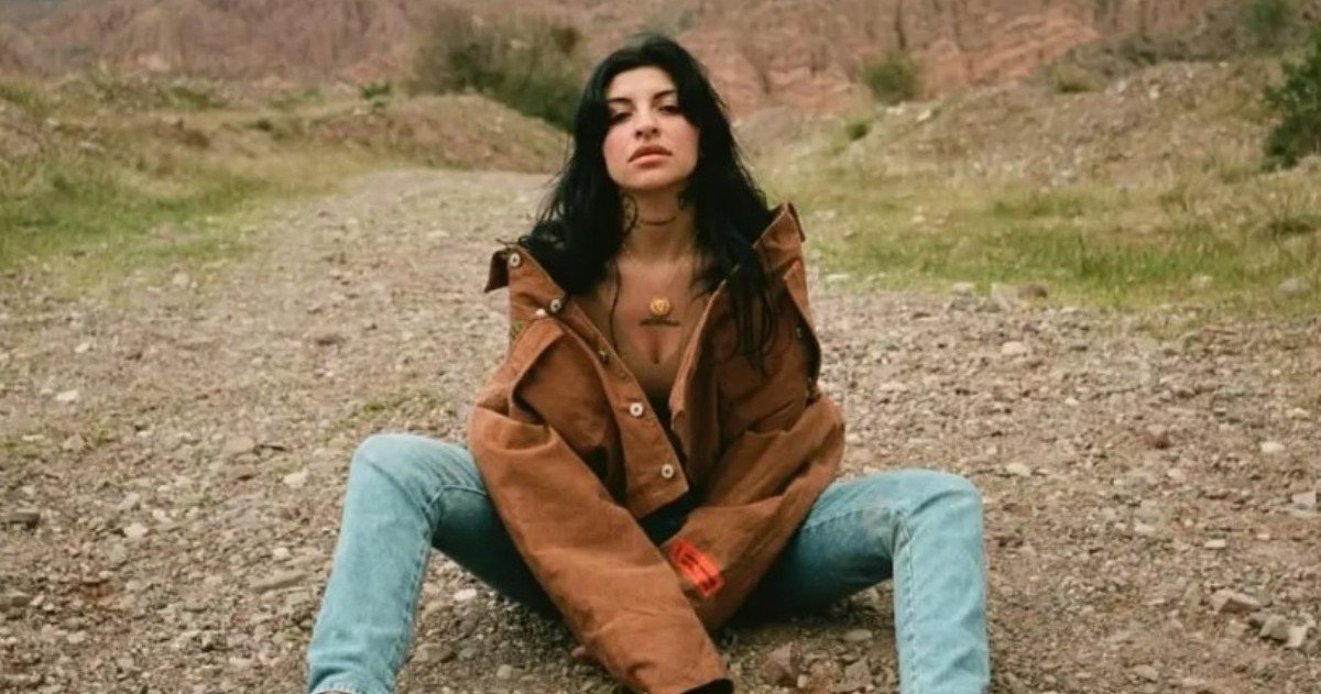 La artista habló desde Jujuy en un programa de streaming y recordó el impacto que le generó el trato desigual al salir de su provincia durante su adolescencia y sus primeros pasos en la música.