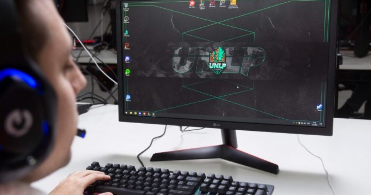 La propuesta dura seis meses, combina práctica y gestión, y está dirigida a jóvenes que buscan ingresar al mundo de los esports con capacitación universitaria.