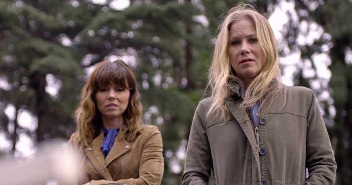 MUERTOS PARA MI | 3 DE MAYO |
Serie original de Netflix, creada por Liz Feldman, donde Christina Applegate y Linda Cardellini interpretan a dos mujeres que han sufrido importantes pérdidas personales, se hacen amigas en un grupo de apoyo,