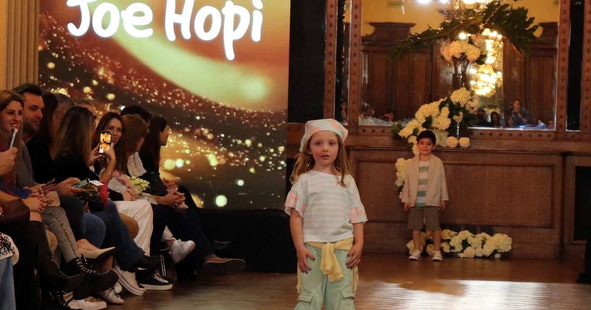 Con solo 4 años, Ámbar se robó todas las miradas en la pasarela con un look fresco en tonos pastel que combinó inocencia y estilo.