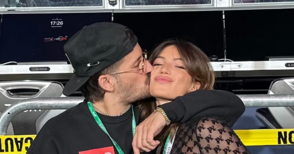 La actriz repasó su historia de amor con el músico con fotos a puro beso y un mensaje cargado de admiración, semanas después de reconocer tensiones en la pareja.