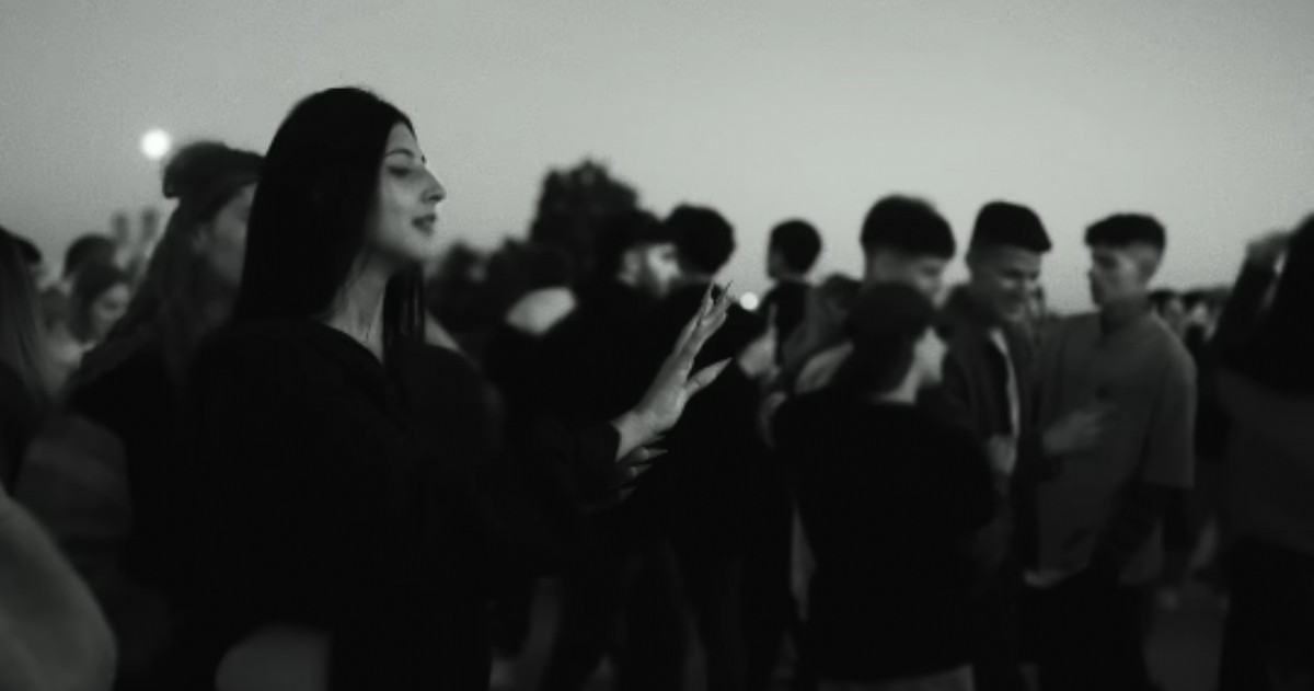 El sencillo viene acompañado por un video musical oficial, donde Belen hace su entrada al final, abriendo la puerta a sus fans a un lado bien personal de su relación.