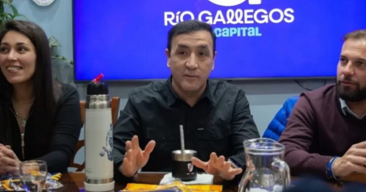 Pablo Grasso sorprendió al ponerse la camiseta de Boca Juniors en la firma de un acuerdo que buscará fomentar la formación deportiva y oportunidades para los jóvenes de la capital santacruceña.