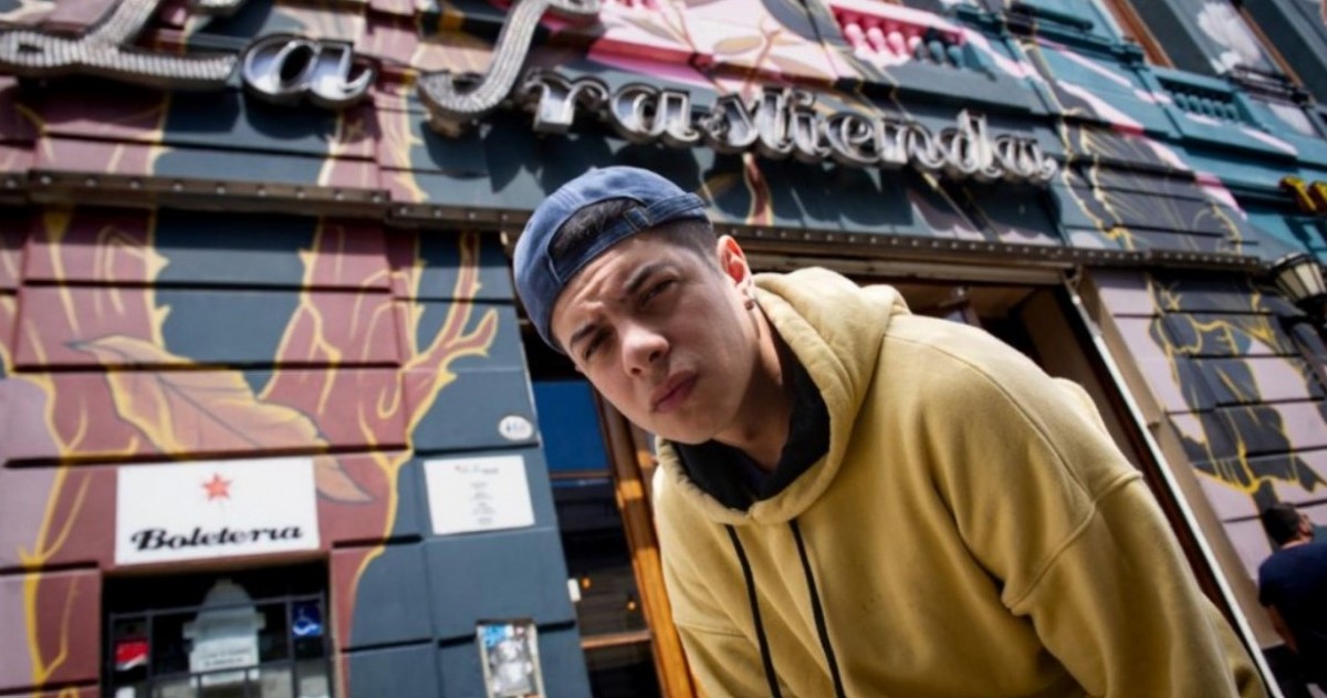 El artista peruano criado en José C. Paz habló de su compromiso político, del origen de su nombre y de “No la ven”, la canción que nació tras los ataques del presidente a Lali Espósito.