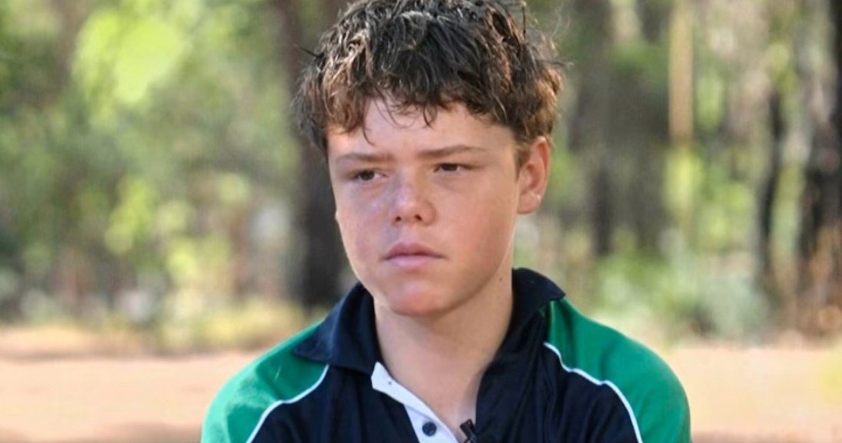 Austin Appelbee, de 13 años, se arrojó al agua sin chaleco y recorrió unos cuatro kilómetros hasta la costa australiana para pedir ayuda, luego de que su madre y sus hermanos quedaran atrapados por el viento y el oleaje.