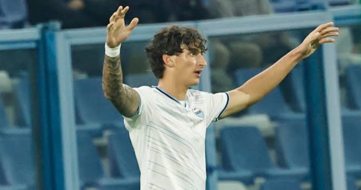 Romano Floriani Mussolini, lateral de la Lazio e hijo de la ex parlamentaria Alessandra Mussolini, festejó su primer gol en la máxima categoría del fútbol italiano.