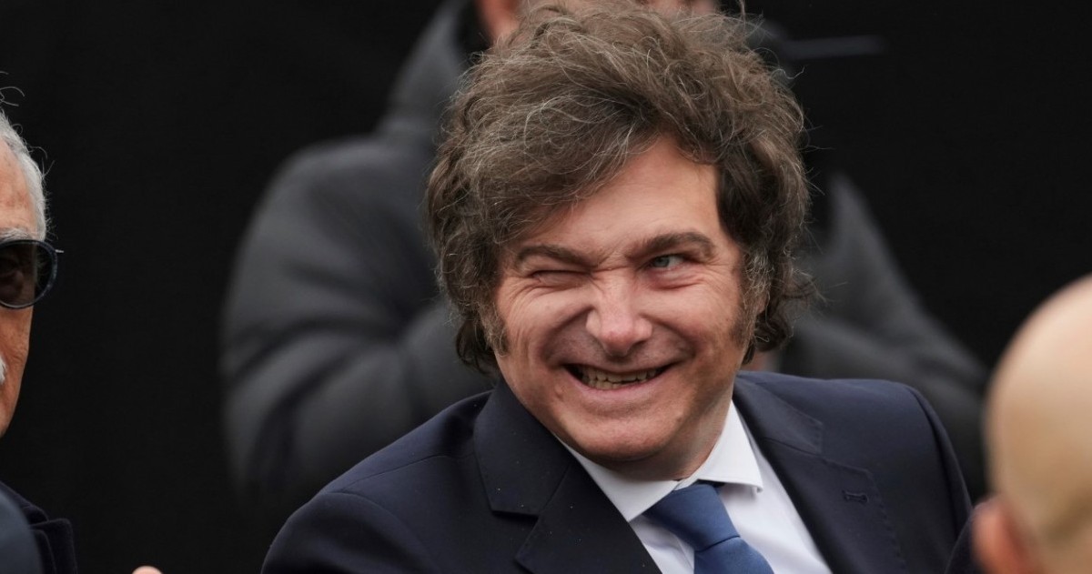La Argentina parece vivir en loop: mientras los funcionarios declaran millones, la gente revuelve basura. El tango ya no es nostalgia, es crónica diaria.