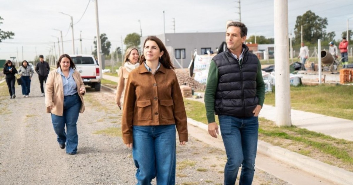 La jefa comunal de Moreno mantuvo un encuentro con el intendente local y recorrió el barrio Papa Francisco, espacios comunitarios y emprendimientos vinculados al acceso a la tierra y la producción.