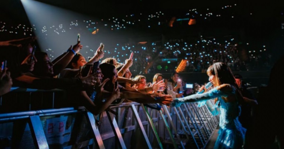 Aitana Ocaña se presentó ante un Movistar Arena colmado en Buenos Aires, donde interpretó sus mayores éxitos y compartió momentos especiales con sus seguidores argentinos.