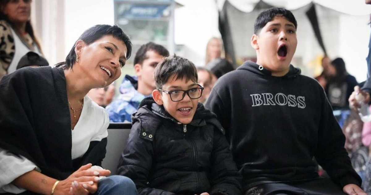 La intendenta de Quilmes recorrió junto a directivos, docentes y alumnos la nueva sala de cine instalada en la Escuela de Enseñanza Especial número 502.