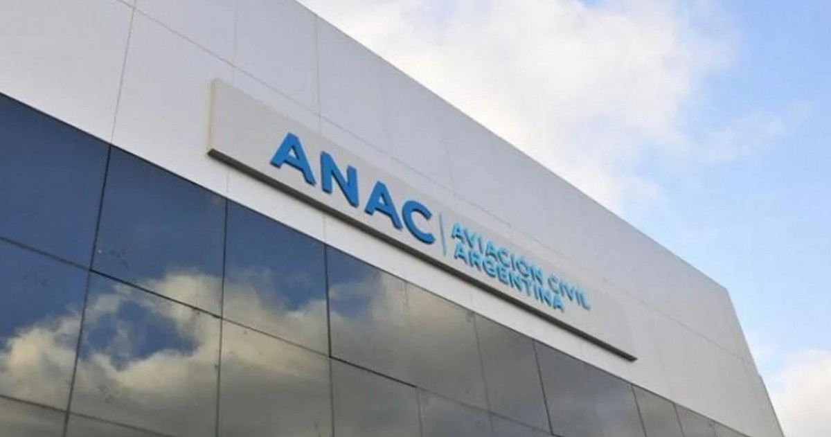 El Gobierno echó a técnicos calificados de la ANAC y los reemplazó con asesores vinculados a La Libertad Avanza, que cobrarían hasta 4 millones de pesos por mes. Sindicatos denuncian acomodos y falta de idoneidad.