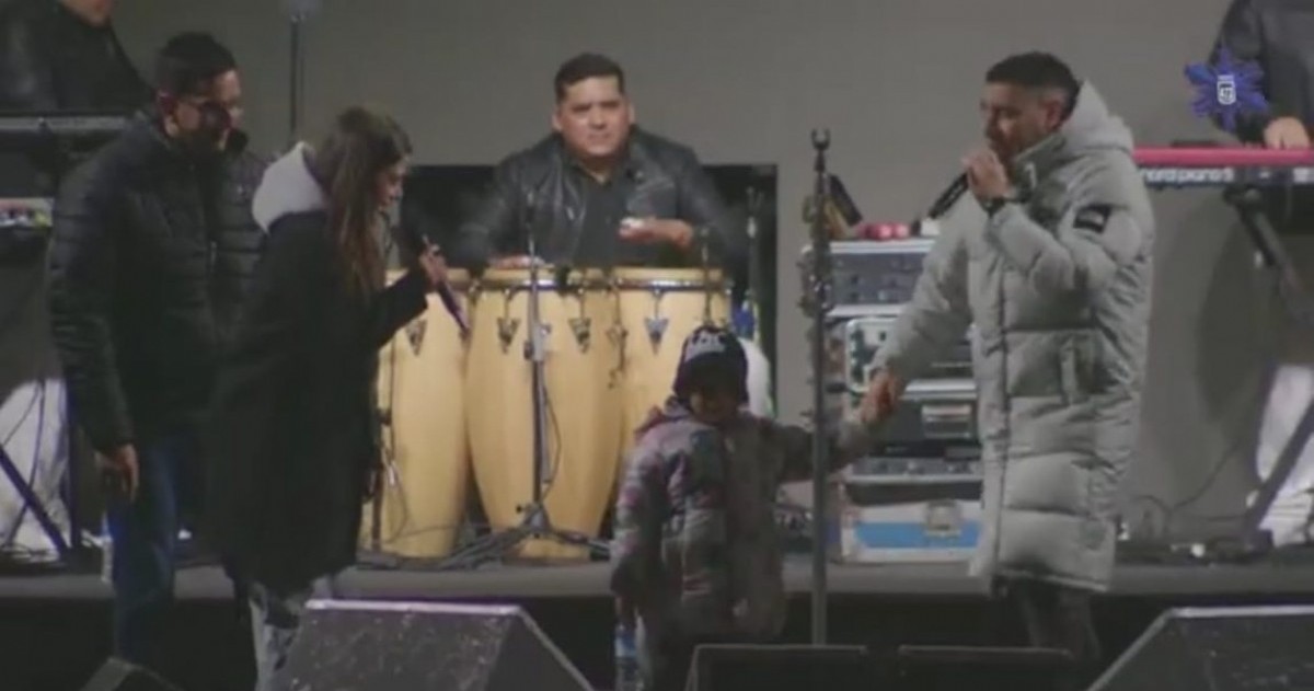 Adriana Coronel, junto a sus familiares, organizó un plan para que su hija de 5 años pudiera acercarse al escenario y encontrarse con la cantante durante el festival.