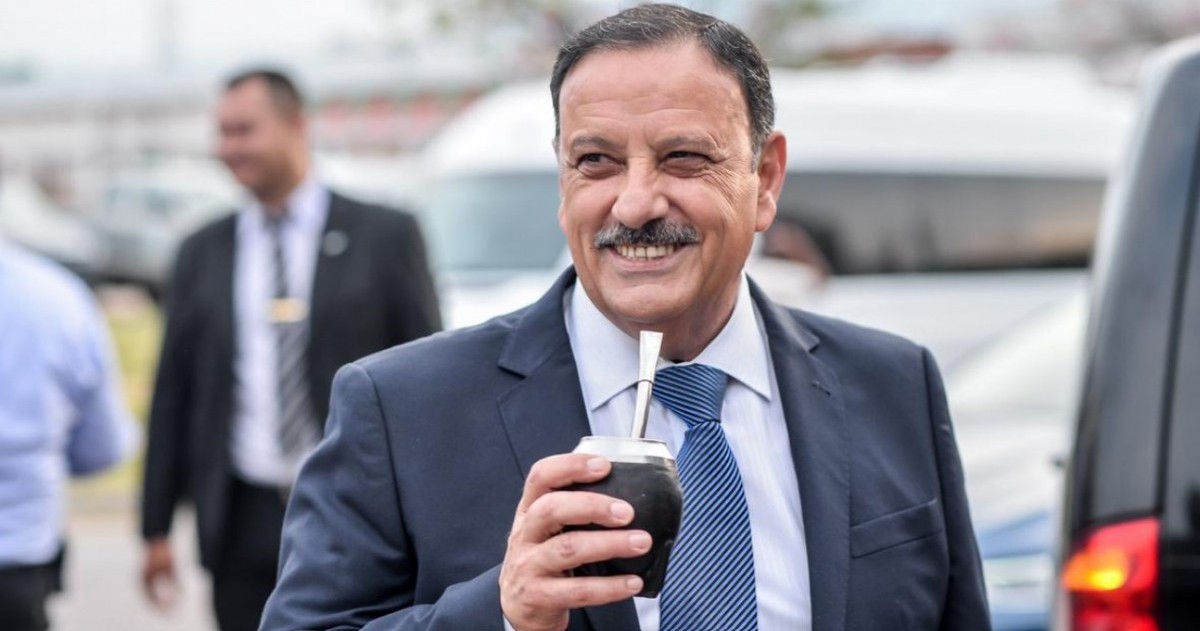 Ricardo Quintela anunció una suba para las categorías más bajas y una suma fija de $80.000, en respuesta al deterioro del salario y el ajuste del gobierno nacional.