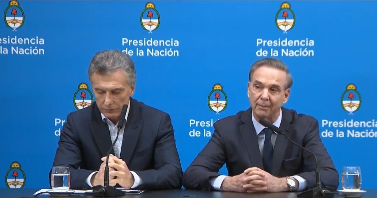 El Presidente, Mauricio Macri en conferencia, acompañado por su segundo en la fórmula Miguel Ángel Pichetto.