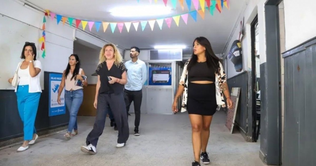 La intendenta interina Eva Mieri recorrió los trabajos en la Primaria 63 y la Secundaria 36 de Bernal Oeste, financiados con fondos 100 por ciento municipales.