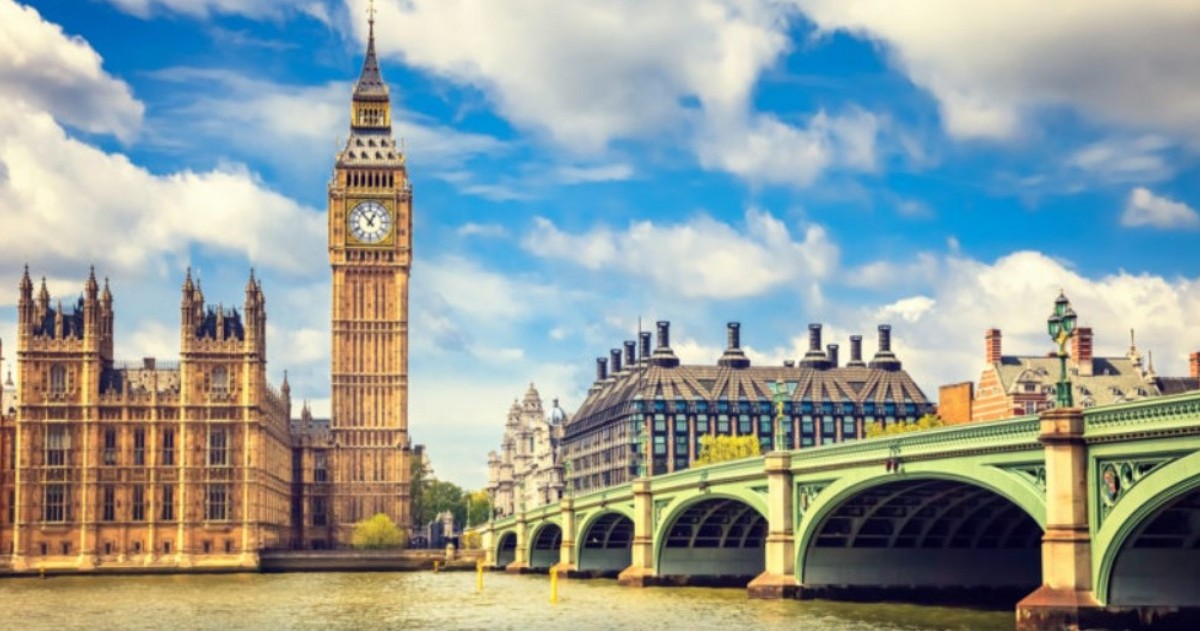 La Cámara de los Lores aprobó una enmienda histórica que busca limitar el acceso de chicos y adolescentes a plataformas digitales, con controles obligatorios de edad y sanciones para empresas.