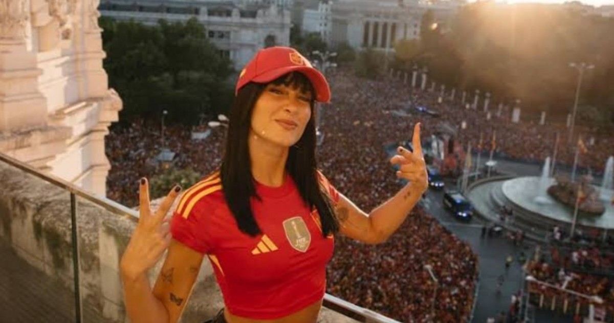 Aitana interpreta "Superestrella", la canción elegida por la Federación Española para acompañar los festejos de la selección tras cada victoria en el Mundial.