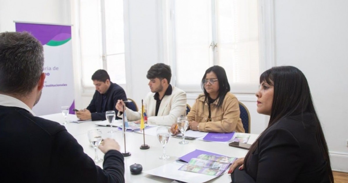 Eva Mieri recibió en la Casa de las Culturas de Quilmes a Paula Hun Badillo, alcaldesa del municipio colombiano de Santo Tomás, junto a integrantes de su gabinete.