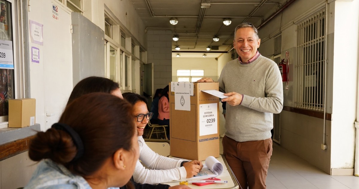 En el marco de las elecciones presidenciales, el intendente de Esteban Echeverría, Fernando Gray, votó en la Escuela N° 15 de Canning.