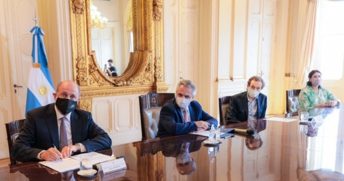 El presidente Alberto Fernández encabezó una reunión en Casa Rosada, junto al gobernador de Santa Fe, Omar Perotti, y al representante de la CAF en Argentina, Santiago Rojas.
