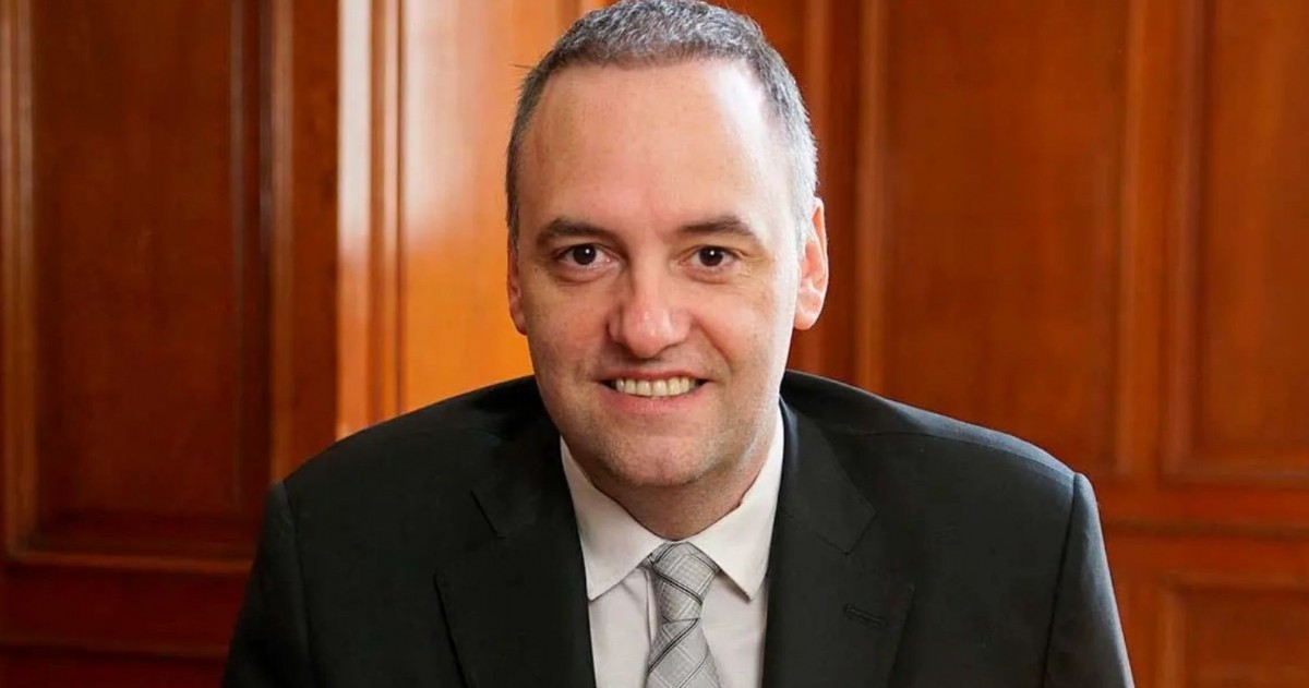 El jefe de Gabinete enfrenta cuestionamientos por el origen de los fondos de viajes familiares, mientras la Justicia analiza su patrimonio y movimientos bancarios.