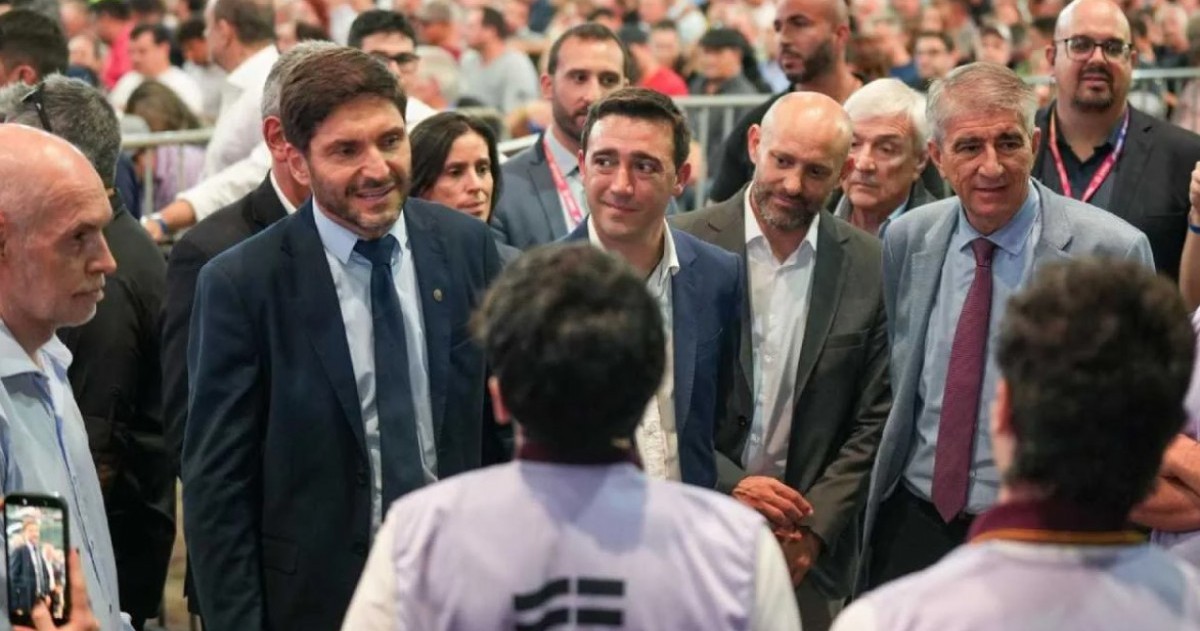 El gobernador destacó la política de decomiso y venta de activos del crimen, en una jornada con 150 lotes que incluyeron autos, motos y hasta un avión.