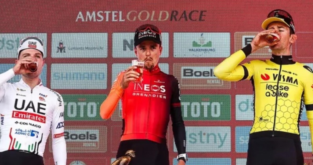 Florian Wirtz fue visto tomando jugo de cereza en el banco de suplentes, una bebida que ya utilizan distintos deportistas para favorecer la recuperación después del esfuerzo físico.