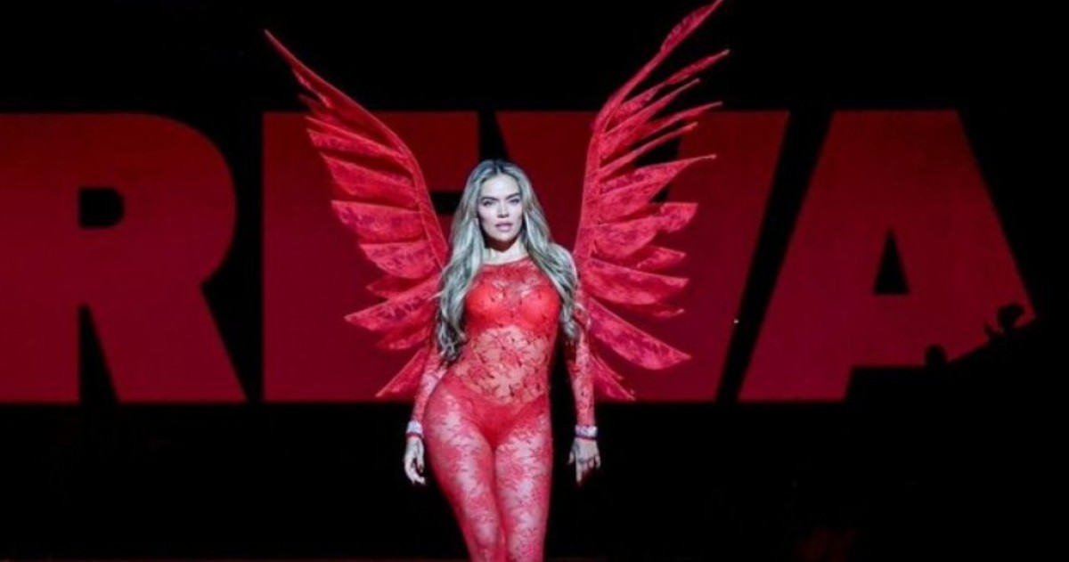 La artista colombiana Karol G brilló como la primera latina en liderar la presentación musical del icónico desfile de Victoria’s Secret 2025, celebrado en Nueva York.