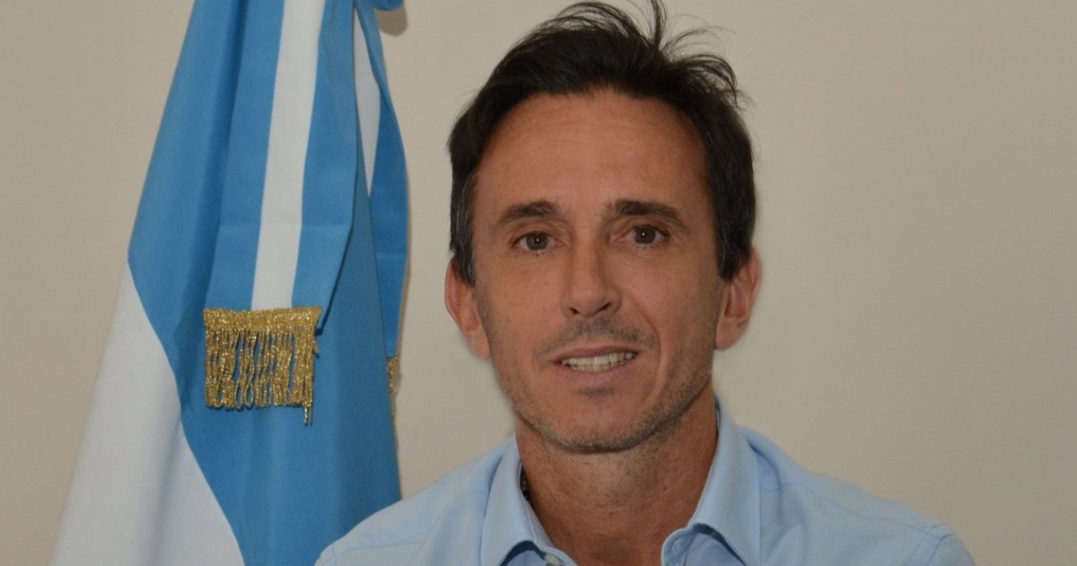 El histórico goleador de Fénix y ahora concejal de Pilar, Sebastián Neuspiller, publicó un video mostrando cómo la cabina del VAR le tapa el arco.