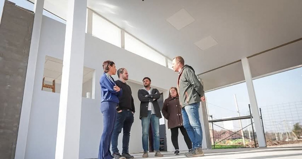 El nuevo edificio del Centro de Educación Física de Villa Alcira avanza con financiamiento 100 por ciento municipal. Tendrá infraestructura deportiva, sanitaria y educativa para recibir a más de 600 alumnos.