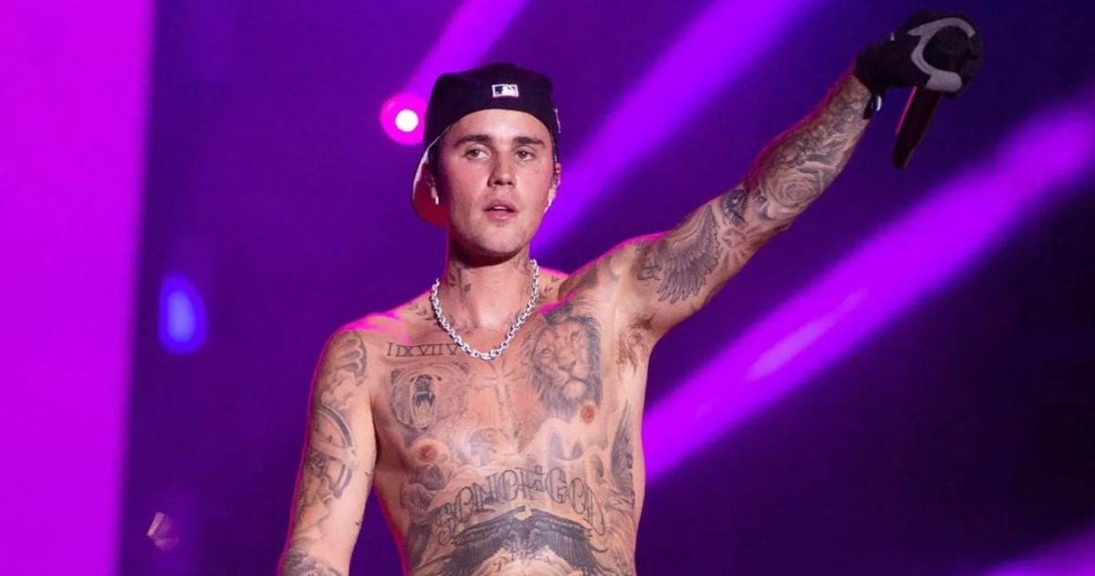 El cantante canadiense volvió a quedar en el centro de la polémica. Fans de Selena Gómez aseguran que su nuevo disco tiene una estética “en pareja” muy similar a la del último trabajo de la ex estrella de Disney.