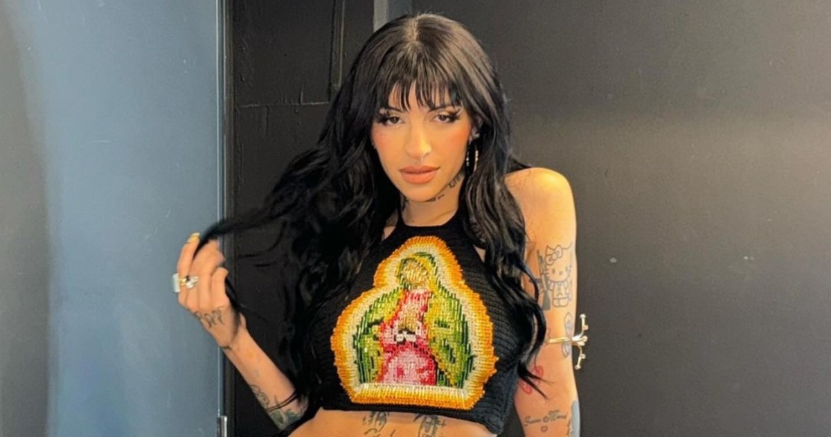 Con su nuevo álbum, Cazzu no solo arrasa en los charts: también agotó estadios, lanzó una gira que homenajea la identidad latinoamericana y se posiciona como una de las voces femeninas más influyentes del continente.
