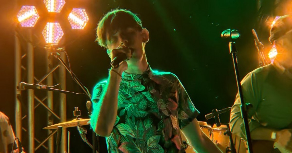 Joaquín Parolo nació en Tucumán, tiene 22 años y actualmente estudia Música en Buenos Aires mientras comienza a desarrollar sus propias canciones.