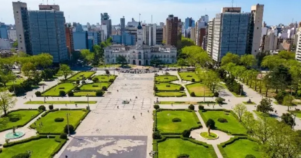 La Plata acumula más de mil bajas comerciales desde 2023, mientras distintos relevamientos muestran persianas cerradas y una prolongada caída en las ventas.