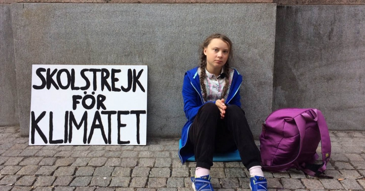 Greta Thunberg con su cartel.