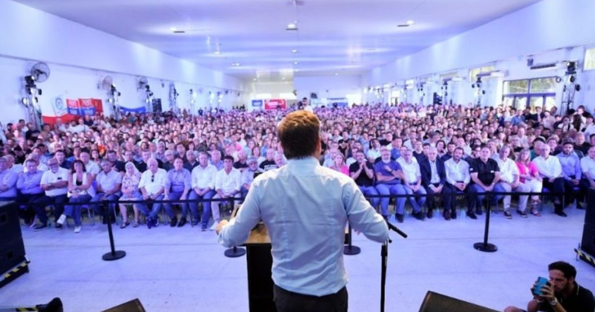 Ante 1500 militantes en Ensenada, el gobernador bonaerense presentó el MDF, marcó distancia de las internas del peronismo y habló de construir una opción política sin sectarismos ni anclajes en el pasado.