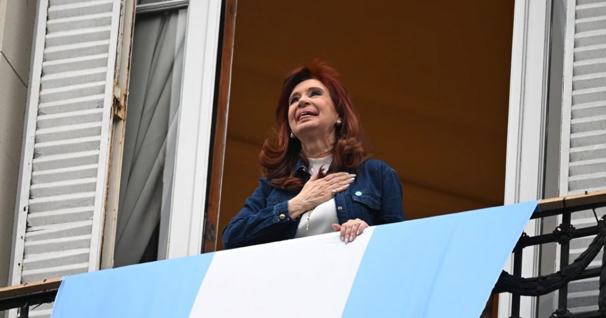 Cristina Fernández de Kirchner cumple una condena de seis años de prisión e inhabilitación perpetua para ejercer cargos públicos por administración fraudulenta en la causa Vialidad.