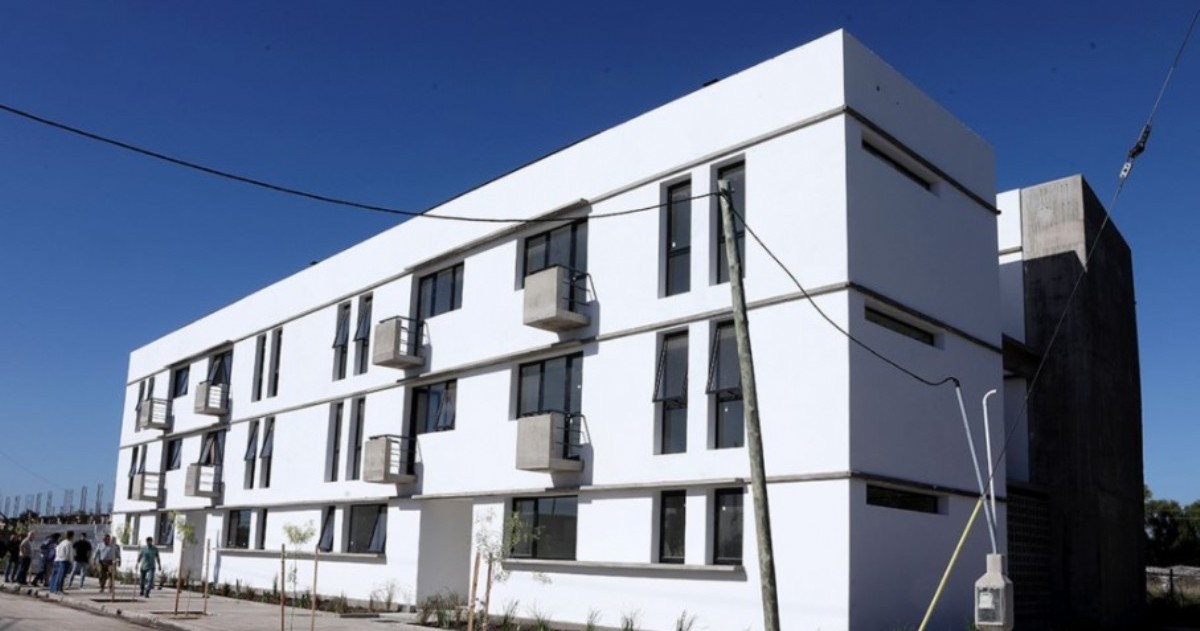 El barrio estudiantil de la Universidad Nacional de La Plata comenzará con 24 viviendas y proyecta ampliar progresivamente su capacidad hasta alcanzar entre 800 y 900 estudiantes.