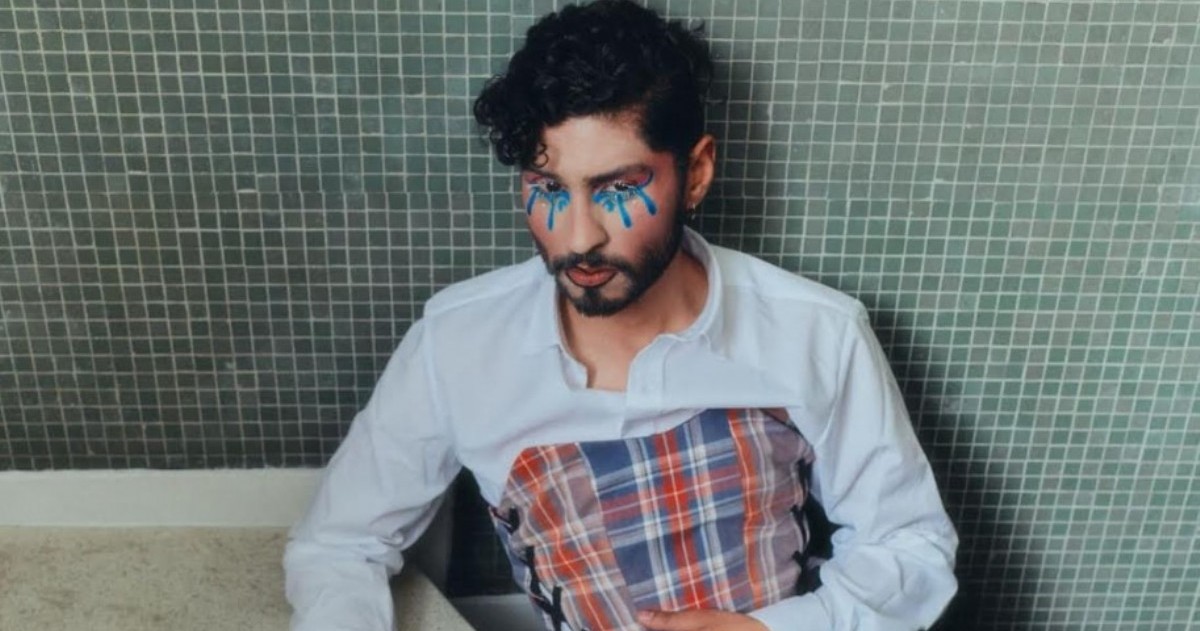 El artista colombiano presenta su primer trabajo en solitario, una exploración de la adultez, el amor propio y la protesta social, con un sonido que combina sintetizadores, guitarras y letras cargadas de mensaje.