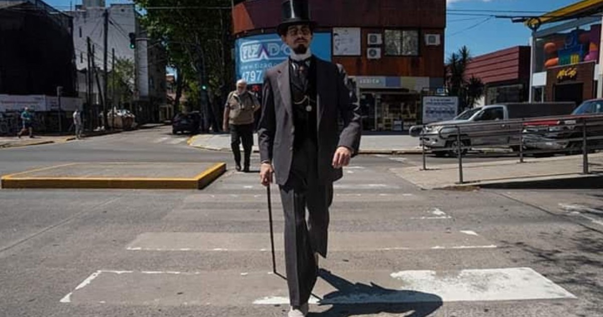 ¿Quién es el "Dandy Millennial" que pasea por Vicente López vestido