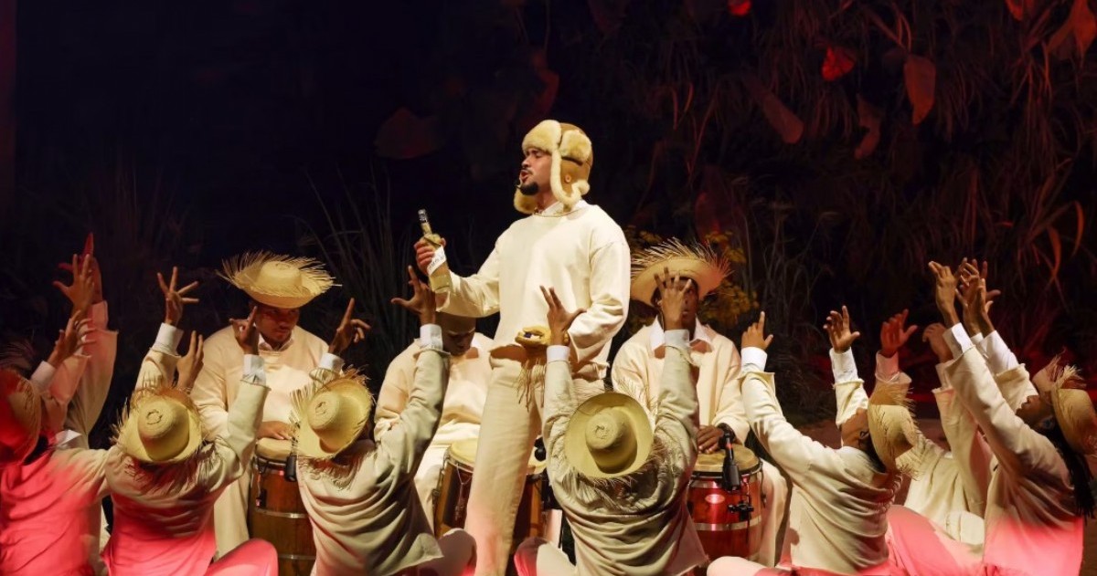 El artista perdió el equilibrio en una pasarela elevada y cayó de espaldas durante su show en Ciudad de México.