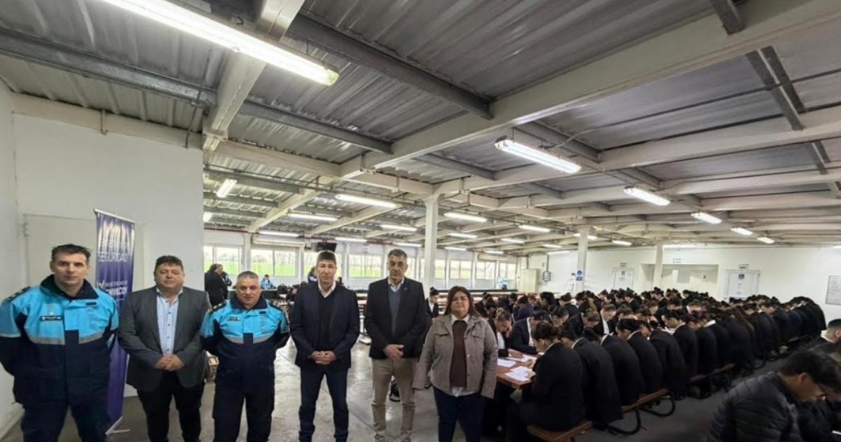 Néstor Dabi acompañó la jornada de evaluación en la Escuela de Policía de Chivilcoy, donde más de 700 postulantes iniciaron el proceso de ingreso a la fuerza.